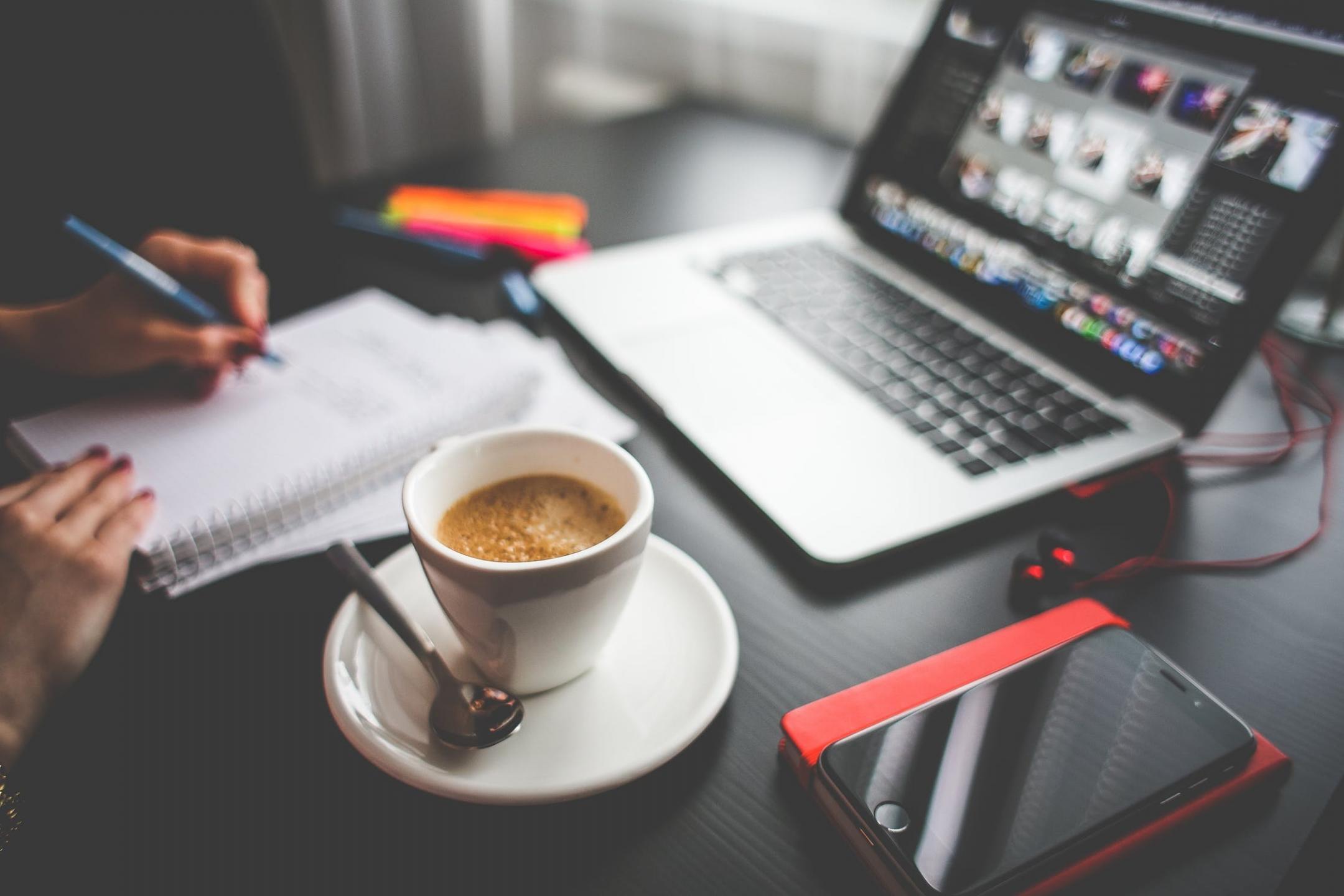 Session de brainstorming en groupe avec notes et diagrammes