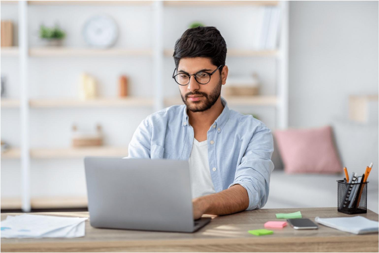 Espace de travail collaboratif avec participants engagés