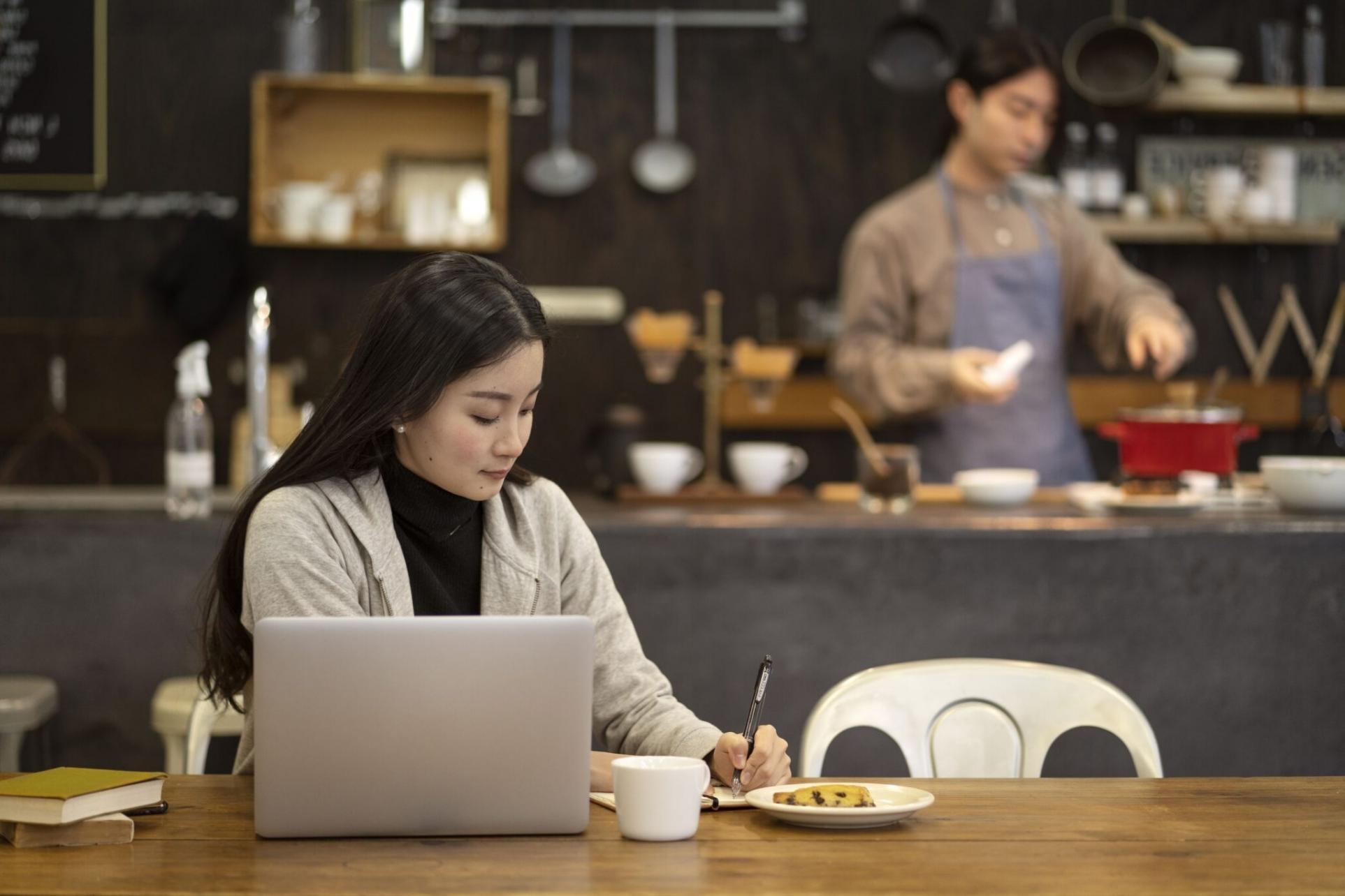 Participants travaillant en groupe sur des projets entrepreneuriaux concrets
