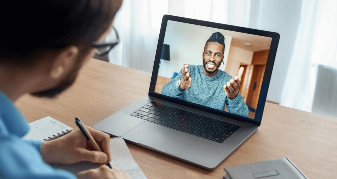 Participants collaborant sur un projet commercial